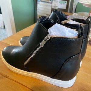 Black Fashion Sneakers with Lift in Heel